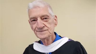 عاد إلى الجامعة.. عجوز يواجه ألزهايمر بحيلة غريبة