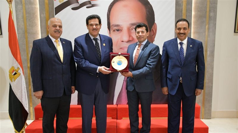 وزير الرياضة يستقبل