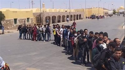 نائب رئيس نقابة النقل البري بالإسكندرية: نقلنا عددا من المصريين بالسودان إلى أرقين 