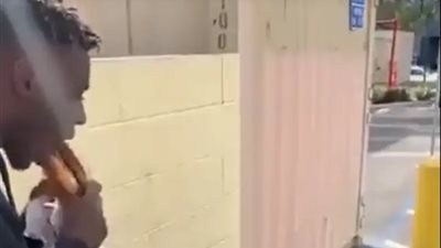 يوتيوبر يستفز الملايين بعدما قدم طعامًا لمشرد ثم أكله (فيديو) 