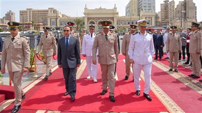 محافظ الإسكندرية يضع إكليل زهور على النصب التذكاري للشهداء بمحطة مصر