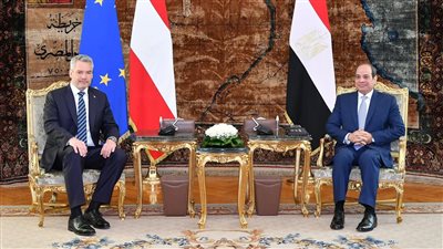 لحظة استقبال الرئيس السيسي مستشار النمسا بقصر الاتحادية (فيديو)