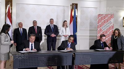 مدبولي يشهد توقيع اتفاق لإصلاح ماكينات تجديدات وصيانة السكة الحديد