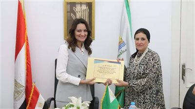 نائب محافظ الجيزة تكرم رئيس جهاز رعاية وتشغيل الشباب (صور)  