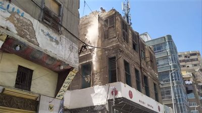 إزالة أجزاء خطرة من عقار آيل للسقوط بالإسكندرية (صور)
