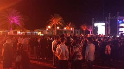 صور جديدة لتوافد الجمهور على حفل محمد منير بالعريش