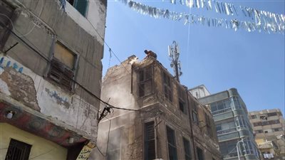 ميل عقار من 9 أدوار بحي الجمرك في الإسكندرية، والسكان يرفضون الإخلاء (صور) 