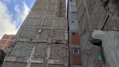 حي الجمرك: ننتظر قرار النيابة بشأن رفض أسرتين مغادرة عقار اللبان المائل (صور)