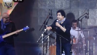 محمد منير يشعل حفله في شمال سيناء بباقة من أروع أغانيه (صور) 