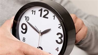 الكهرباء تكشف فائدة العمل بالتوقيت الصيفي وتقديم الساعة (فيديو)