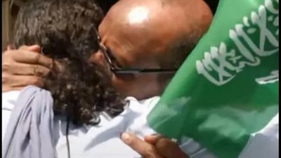  مراسلة بريطانية تفاجأ بخالها العائد من السودان أثناء تغطيتها للأحداث (فيديو)