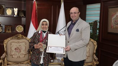 محافظ بني سويف يكرم الطالبة الفائزة ببرونزية العالم الناشئين في رفع الأثقال بألبانيا