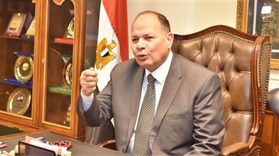 محافظ أسيوط يضبط سيارتي زلط ورمل لعدم تغطية الحمولة والسير بدون رخصة 