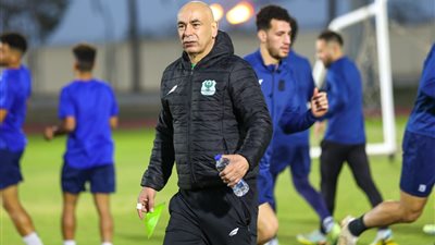 حسام حسن يجتمع بلاعبي خط دفاع المصري استعدادا لمواجهة الإسماعيلي 