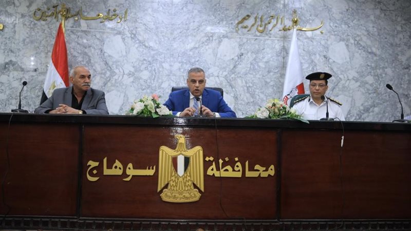 محافظ سوهاج يبحث