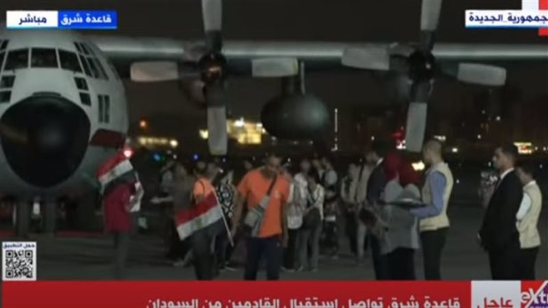 وصول عدد من المصريين