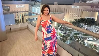 شيرين عبد الوهاب تخطف الأنظار بفستان زاهي الألوان قبل انطلاق حفلها بدبي