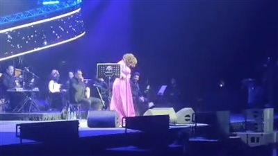 شيرين تمازح الجمهور في دبي: الجيبة طويلة شوية مش عارفة اتصرف (فيديو)
