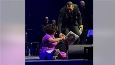 تعليق جديد من شيرين عبد الوهاب بعد سقوطها على المسرح (فيديو)