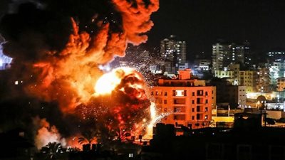 إصابات واشتعال النيران في عدد من الصهاريج جراء العدوان الإسرائيلي