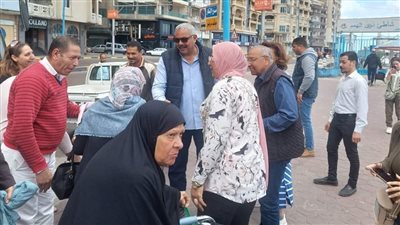 شاطئ المندرة بالإسكندرية يستقبل نزيلات دار الهنا (صور)