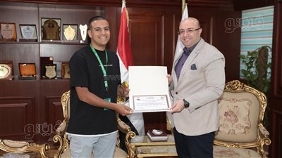 محافظ بني سويف يكرم شابا تطوع لمساعد عمال النظافة 