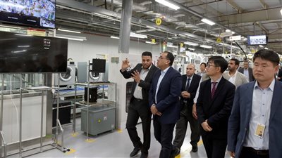 رئيس الوزراء يتفقد مصنع شركة إل جي للإلكترونيات بالعاشر 