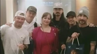 فريق باك ستريت بويز الغنائي يصل مطار القاهرة لإحياء حفل بالعاصمة الإدارية