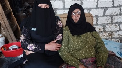 السيدة أمينة تخلى عنها ابناها وقهرها العمر والمرض وتحلم بمصدر رزق (صور)