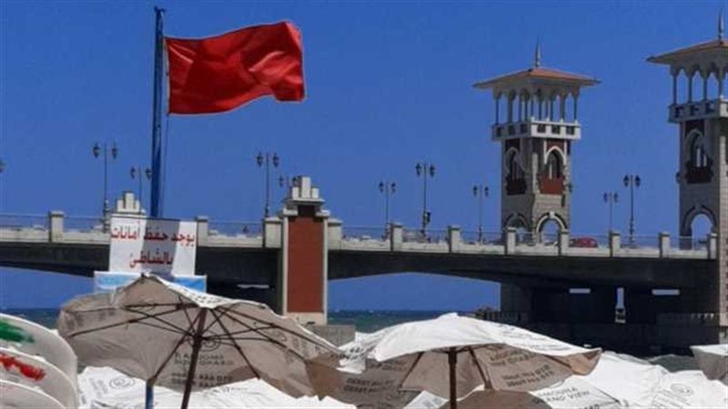 الشواطئ ترفع الرايات