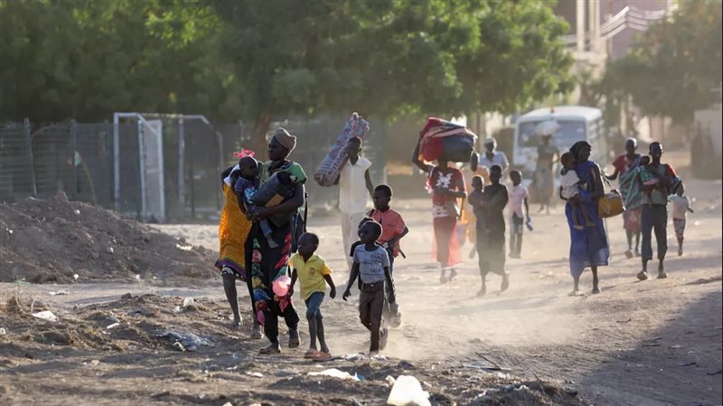 السودانيون يفرون