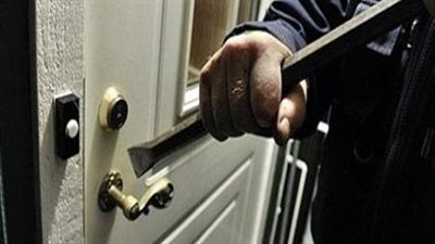 القبض على عاطل تخصص في سرقة الشقق السكنية بالأميرية
