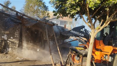 إزالة 46 حالة تعد على أملاك الدولة بمنشأة القناطر (صور)