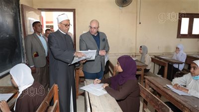 محافظ بني سويف يتفقد لجان امتحانات النقل بالمعاهد الأزهرية