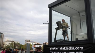 عداء بلغاري يحبس نفسه في صندوق زجاجي 15 يوما