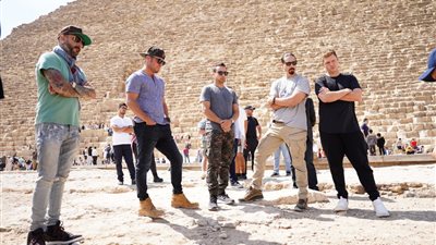 فرقة back street boys العالمية تزور أهرامات الجيزة ومطعم خوفو