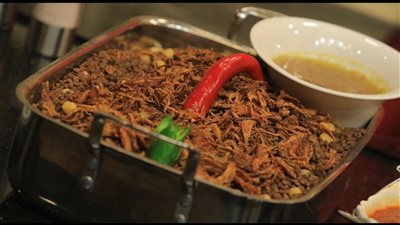 طريقة عمل الكشري بأسرار الشيف شربيني (فيديو)