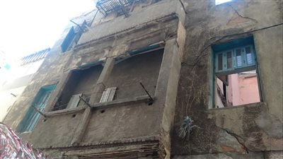 انهيار أجزاء من عقار قديم بحي الجمرك |صور