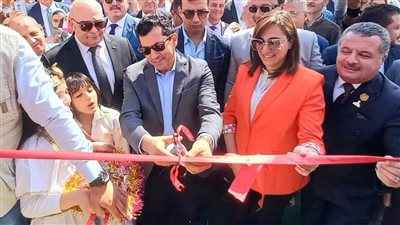 وزير الرياضة يفتتح حمام السباحة والملعب القانوني بإدكو في البحيرة (صور)