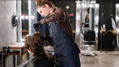 دراسة تكشف: منتج تجميل يهدد خصوبة النساء