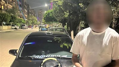 ضبط شاب يقود سيارة بدون عجلة قيادة بالقاهرة، والسبب جنون الشهرة (صور)