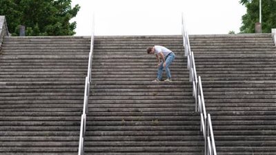 حسام موافي يحذر من أسباب النهجان عند صعود السلم