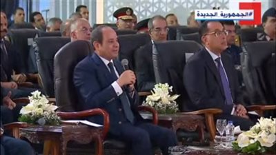 إحدى المكرمات بعيد العمال: فخورة بتكريم الرئيس السيسي اليوم 