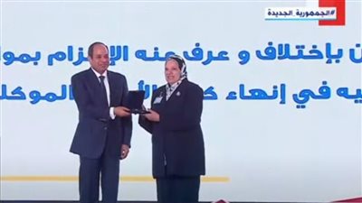 السيسي يكرم عددا من النماذج المتميزة من عمال مصر (صور)