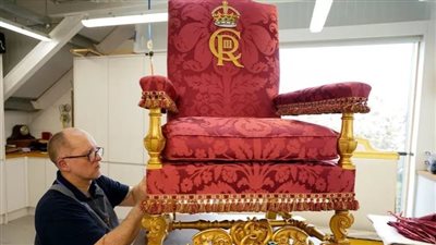 الملك تشارلز يجلس على كرسي صنع قبل 700 عام خلال مراسم تتويجه