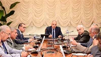 وزير الري يبحث تطوير عمليات قياس مناسيب وتصرفات المياه