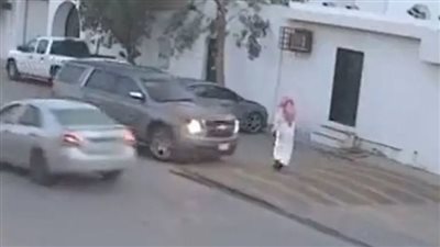 لقطات مرعبة لسيارة تدهس رجلًا مرتين عمدًا في السعودية 