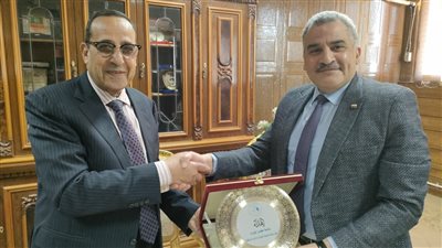 محافظ شمال سيناء يهدي درع المحافظة للمدير التنفيذي لجهاز حماية البحيرات 