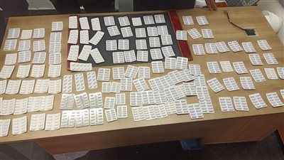 ضبط محاولتي تهريب أقراص مخدرة ومستحضرات تجميل بمطار القاهرة