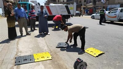 تفاصيل تركيب مطبات صناعية بطريق نهطاى في الغربية (صور)